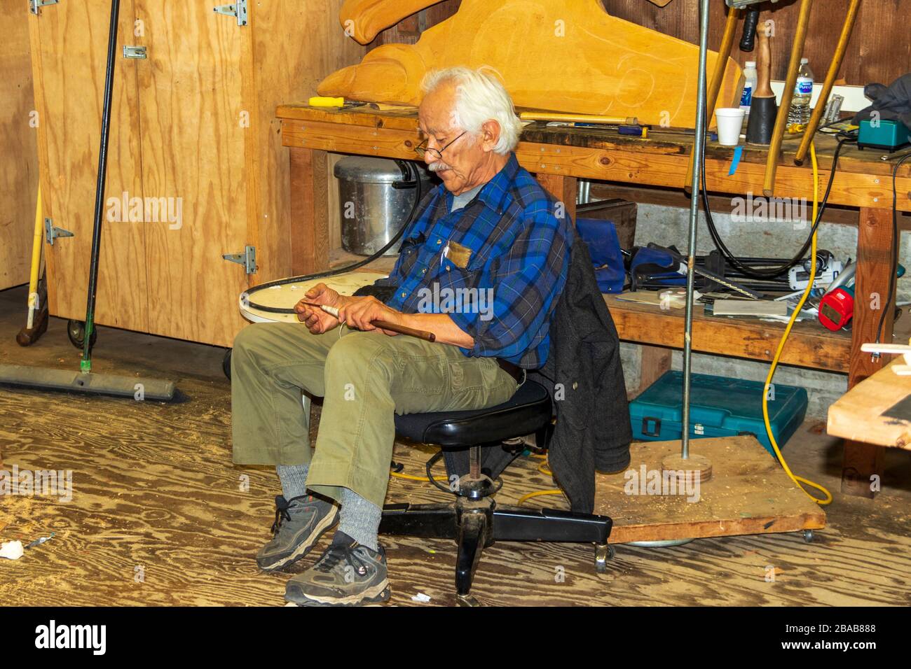 Nathan Jackson à Totem Carving Workshop à Saxman Native Village Dance Performance et excursion en bateau de croisière Totem Park à Ketchikan, en Alaska. Banque D'Images