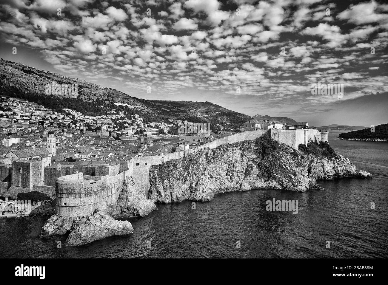 Les murs médiévaux entourent la vieille ville de Dubrovnik, en Croatie, car elle se trouve sur le bord de la terre face à la mer Méditerranée. Banque D'Images