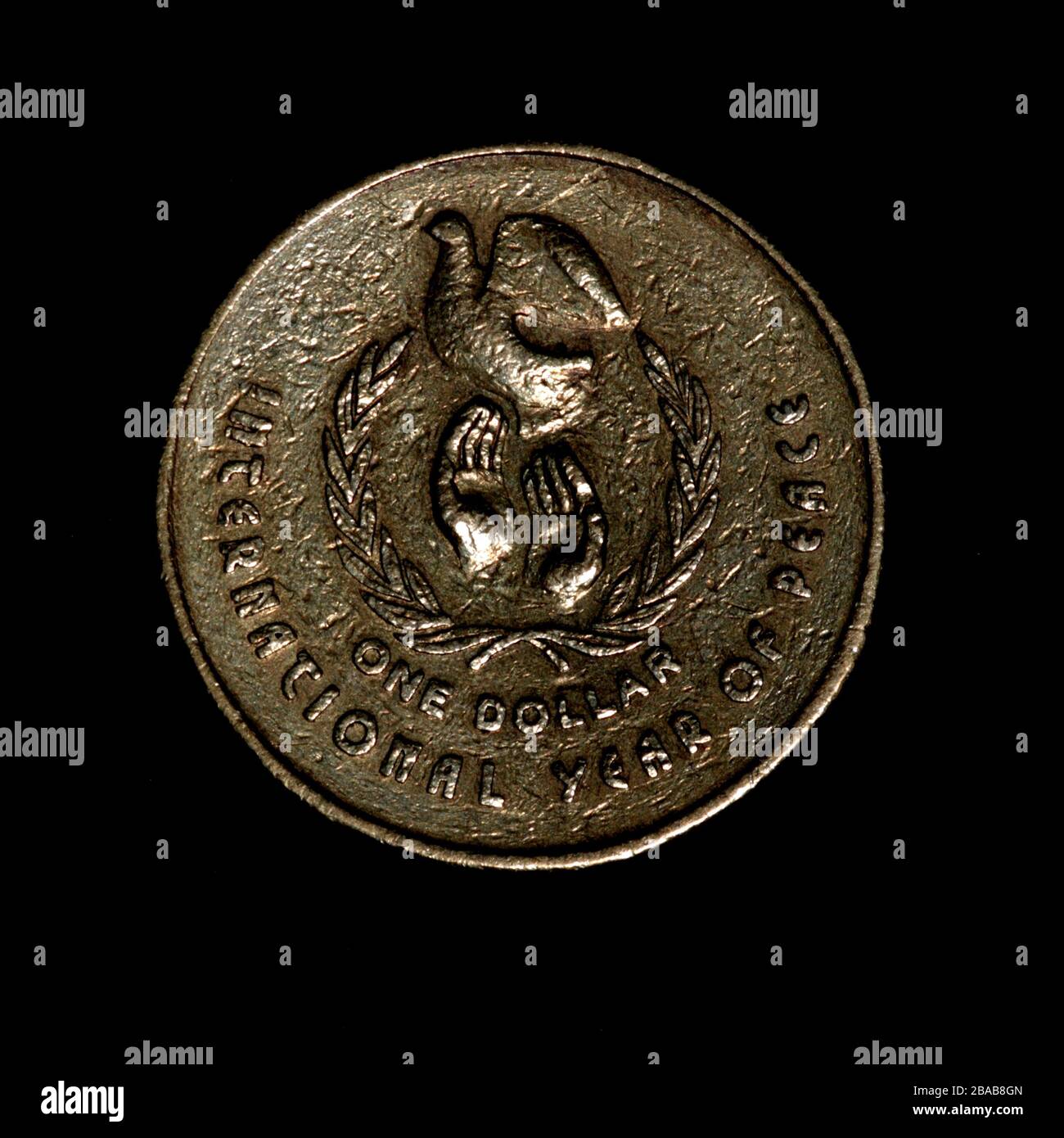 Pièce en dollars australiens de 1986 commémorant l'année internationale de la paix. Sculpté par Horst Hahne. Banque D'Images