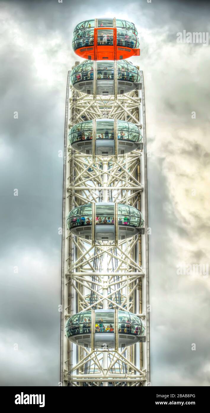 London Eye contre ciel nuageux, Londres, Angleterre, Royaume-Uni Banque D'Images