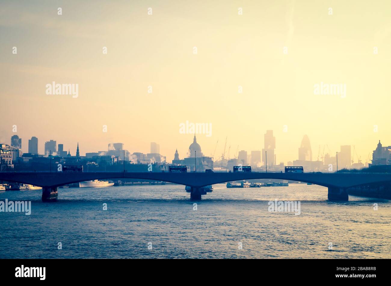 Vue panoramique sur la ville de Londres sur la Tamise et le pont de Waterloo Banque D'Images