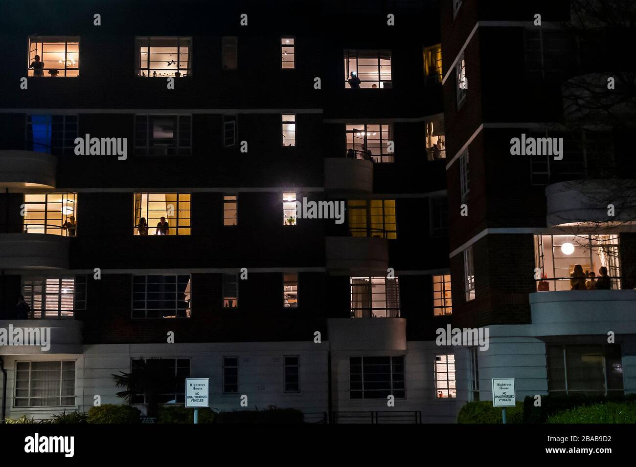 Londres, Royaume-Uni. 26 mars 2020. Les gens se penchent hors de leurs fenêtres, à High Trees House, pour montrer leur soutien aux travailleurs du NHS. Le troisième jour du 'verrouillage' à Clapham - Coronavirus (Covid 19) éclosion à Londres. Crédit: Guy Bell/Alay Live News Banque D'Images