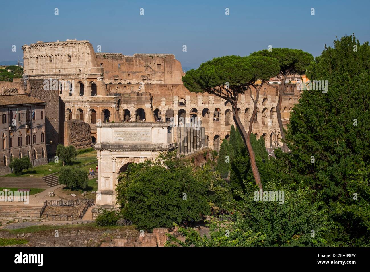 Vue sur le forum romain, l'arche du triomphe et le Colisseum. Rome, Italie. Banque D'Images