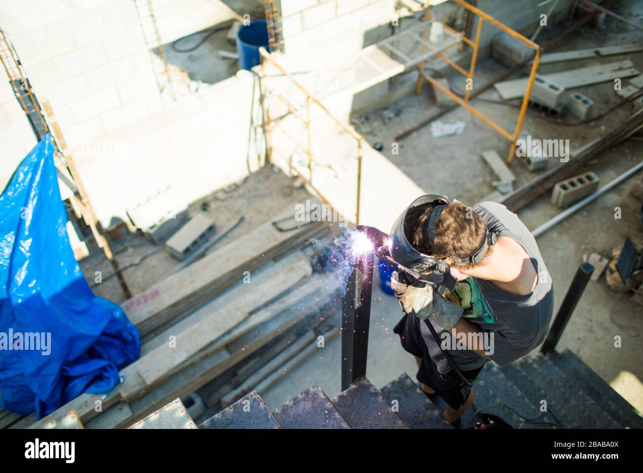 Vue à angle élevé du soudage manuel sur le chantier. Banque D'Images