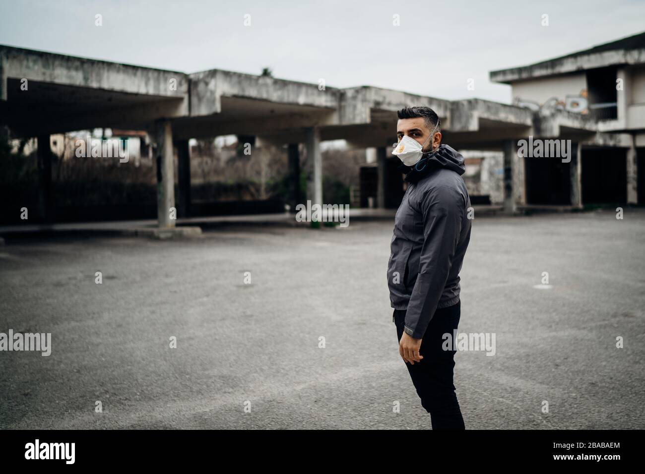 Peur homme inquiet portant un masque de protection.activités en temps d'épidémie/pandémie.panique et peur de l'infection.vie dans la zone contaminée.actions pour Banque D'Images