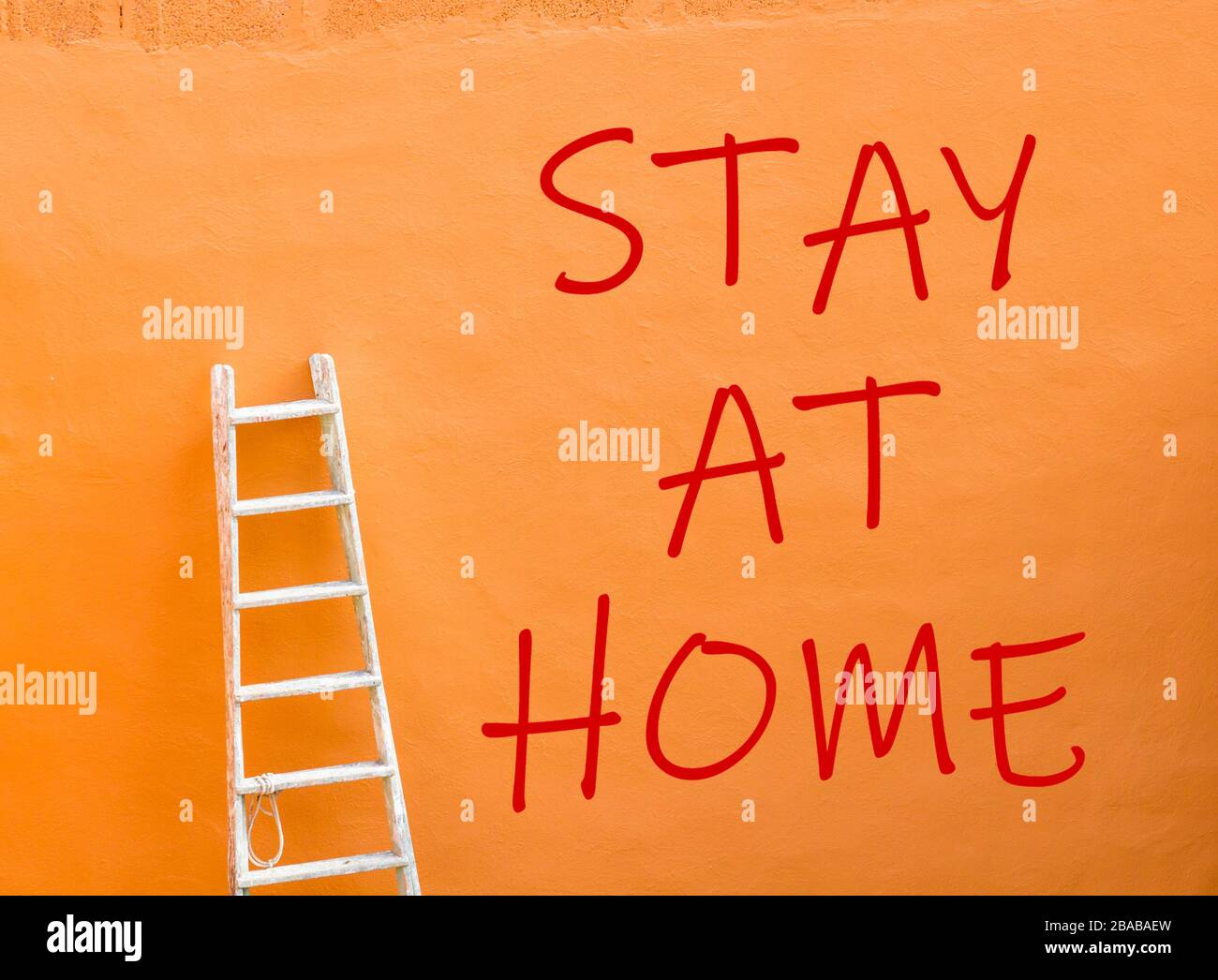 Restez chez vous peint au mur. Concept de coronavirus. Banque D'Images