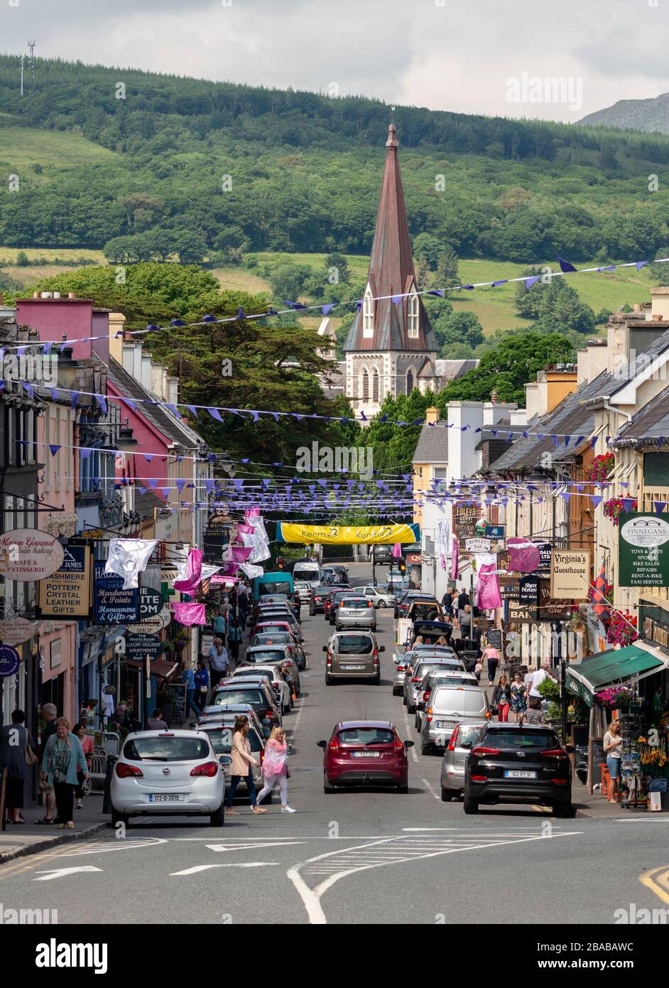 Vue sur le trafic de voiture sur la rue animée Henry et l'église Sainte-Croix dans le comté de Kenmare Kerry Irlande Banque D'Images