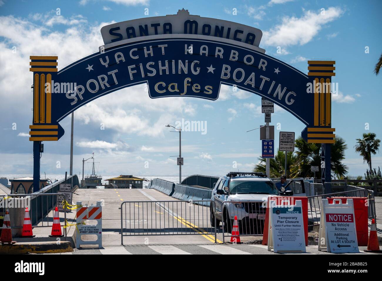 Un véhicule de police est l'entrée d'une jetée fermée de Santa Monica, l'une des attractions touristiques les plus populaires du sud de la Californie le 25 mars 2020 Banque D'Images