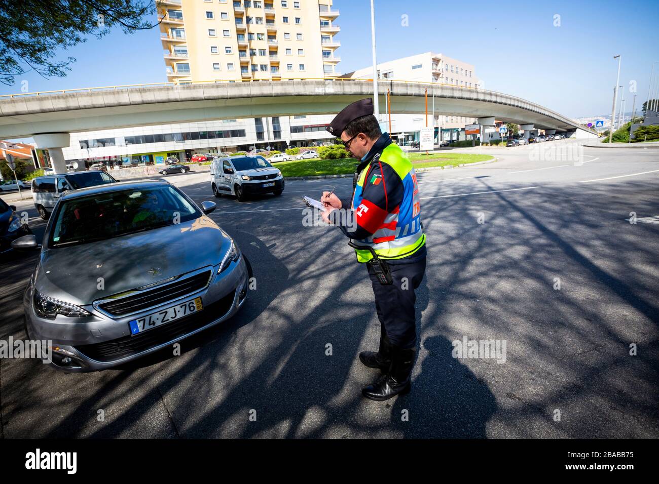 La police contrôle les personnes et les véhicules aux entrées principales de la ville de Porto. Banque D'Images