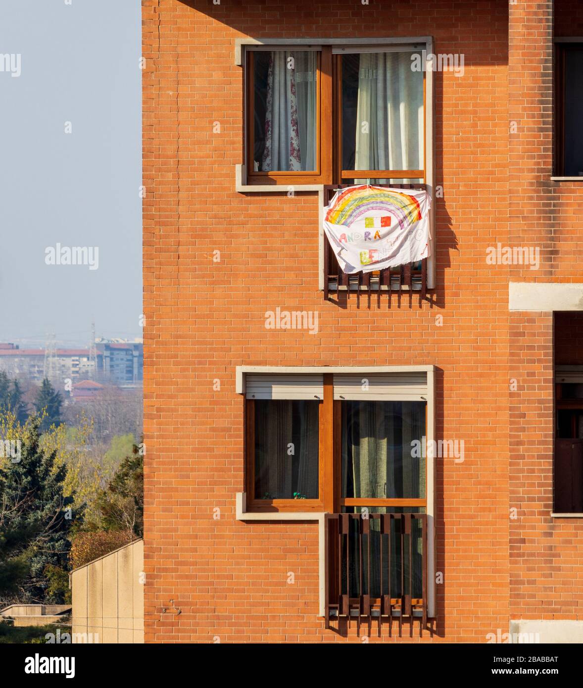 Coronavirus Italie en quarantaine avec manifestation d'espoir sur le balcon Banque D'Images