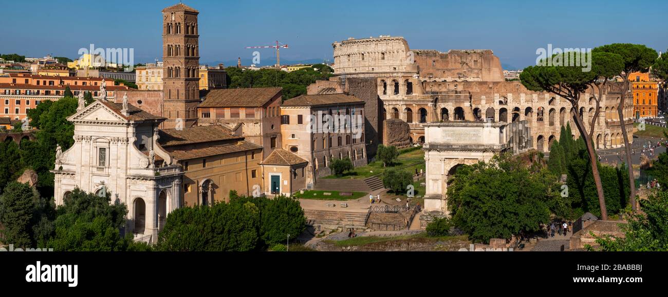 Vue sur le forum romain, l'arche du triomphe et le Colisseum. Rome, Italie. Banque D'Images