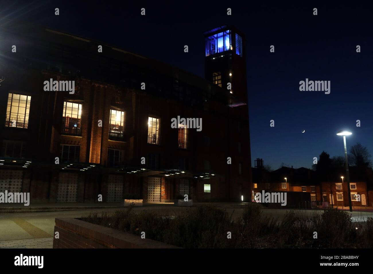 RETRANSMETTRE l'EMPLACEMENT de la pièce de théâtre le restaurant de la tour à la Royal Shakespeare Company à Stratford-upon-Avon, dans le Warwickshire, est éclairé en bleu grâce au personnel du NHS qui tente de combattre le coronavirus. Un hommage national pour les héros de la santé de première ligne a lieu dans tout le Royaume-Uni avec un grand nombre d'applaudissements sur les portes, les fenêtres et les balcons jeudi à 20:00. Banque D'Images