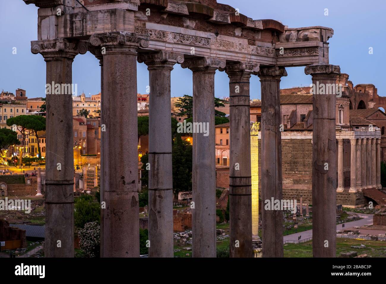 Vue sur le forum romain, les arches du triomphe et le Colisseum. Rome, Italie. Banque D'Images
