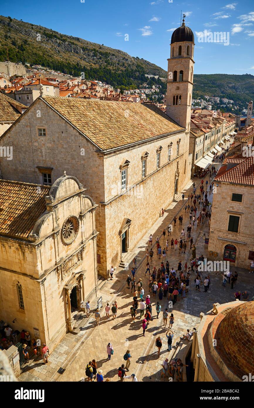 Vue sur le Stradun (Placa) avec l'Église Franciscaine, l'Église Saint-Sauveur et la grande fontaine d'Onofrio au premier plan à Dubrovnik, en Croatie. Banque D'Images