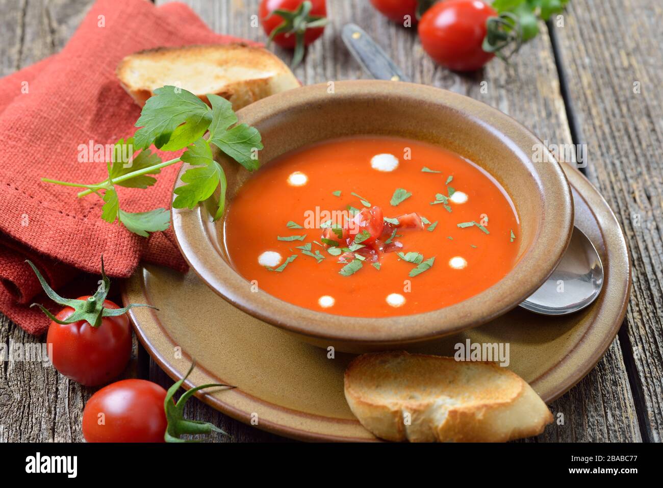 Crème de soupe de tomate servie avec des tranches de baguette grillées Banque D'Images