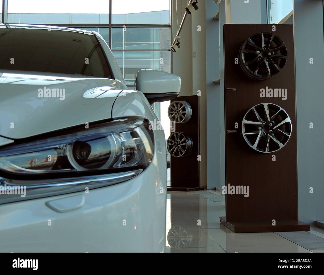 Jantes en alliage neuves sur le plateau de la boutique de pièces de voiture Banque D'Images