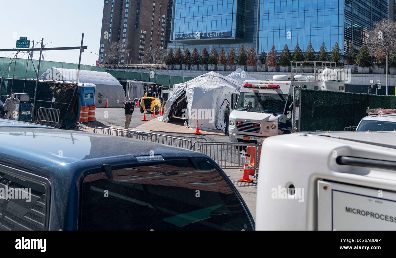 New York, NY - 26 mars 2020: Chantier de tentes pour la capacité de débordement des morgues de ville sur le côté est de Manhattan près de l'hôpital Bellevue Banque D'Images
