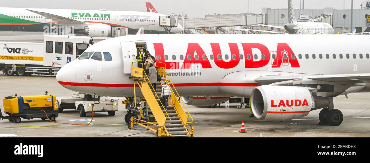 VIENNE, AUTRICHE - NOVEMBRE 2019 : passagers embarquant un Airbus Lauda Air à l'aéroport de Vienne Banque D'Images