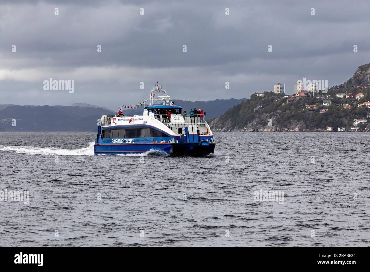 Catamaran pour passagers à grande vitesse RygerCruise à Byfjorden, arrivant dans le port de Bergen, Norvège. Banque D'Images