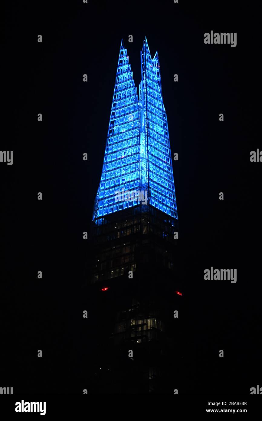 Le Shard de Londres est éclairé en bleu par un geste de grâce au personnel du NHS qui tente de lutter contre le coronavirus. Un hommage national pour les héros de la santé de première ligne a lieu dans tout le Royaume-Uni avec un grand nombre d'applaudissements sur les portes, les fenêtres et les balcons jeudi à 20:00. Banque D'Images