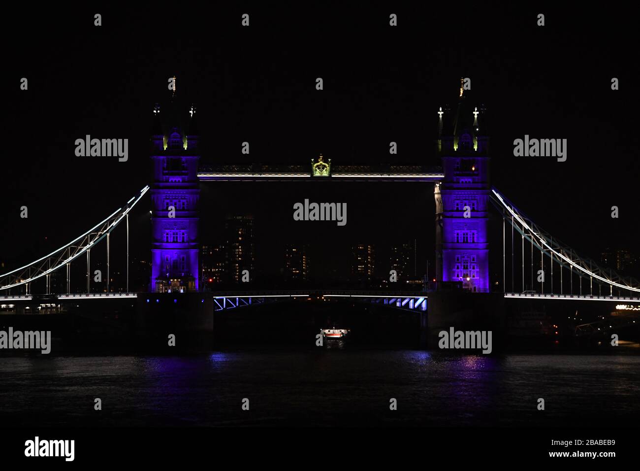 Tower Bridge à Londres est éclairé en bleu par un geste de grâce au personnel de NHS qui tente de combattre le coronavirus. Un hommage national pour les héros de la santé de première ligne a lieu dans tout le Royaume-Uni avec un grand nombre d'applaudissements sur les portes, les fenêtres et les balcons jeudi à 20:00. Banque D'Images