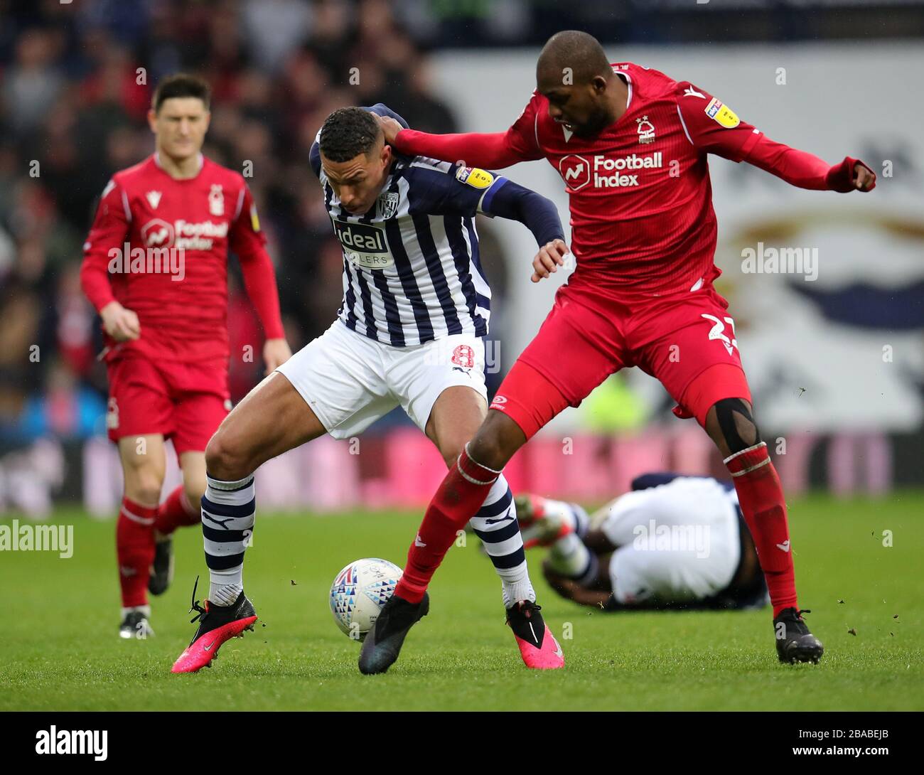 West Bromwich Albion's Jake Livermore (à gauche) et la bataille de Samba Sow de Nottingham Forest pour le ballon Banque D'Images