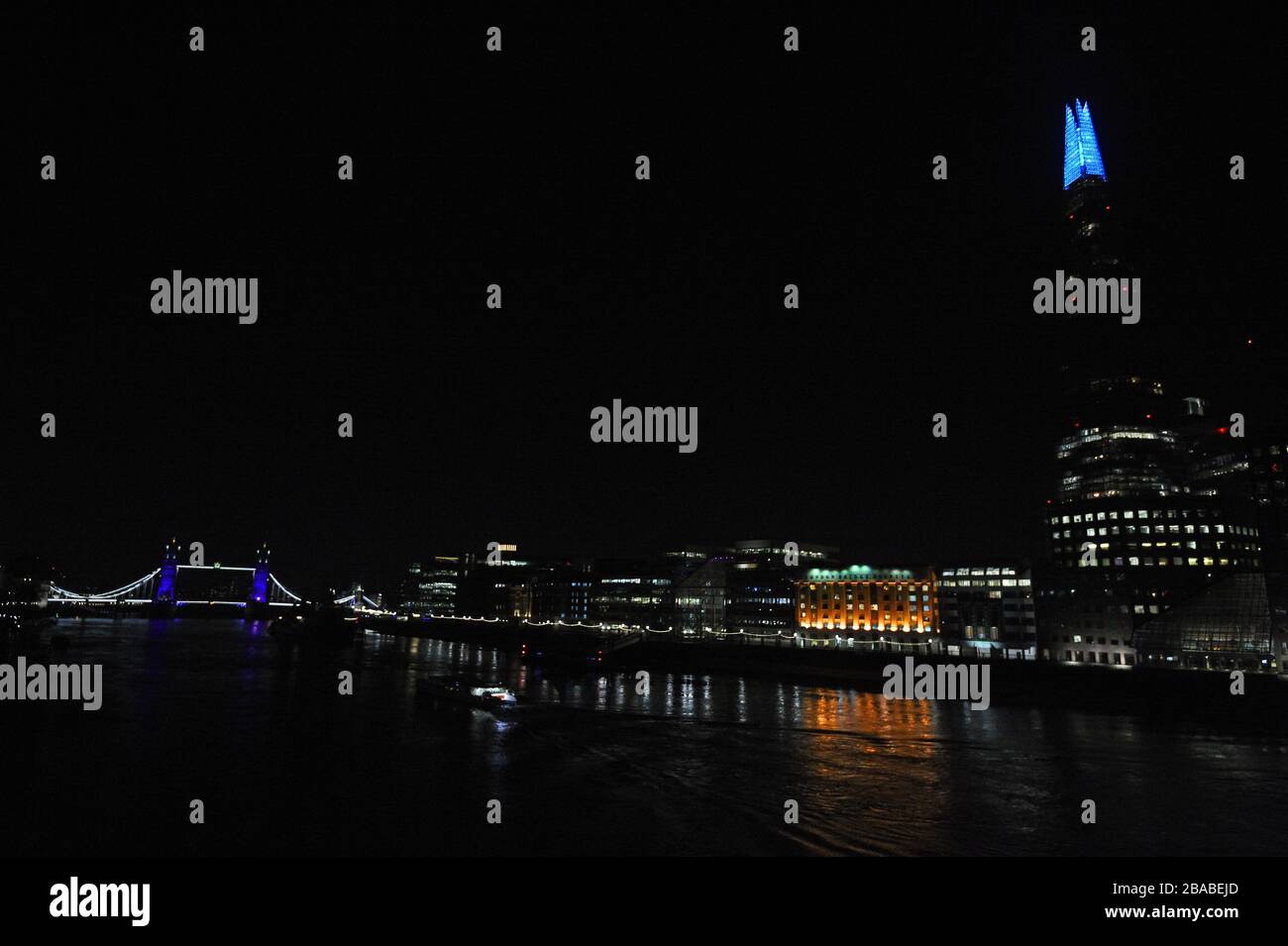 Tower Bridge et le Shard de Londres sont éclairés en bleu par un geste de grâce au personnel de NHS qui tente de combattre le coronavirus. Un hommage national pour les héros de la santé de première ligne a lieu dans tout le Royaume-Uni avec un grand nombre d'applaudissements sur les portes, les fenêtres et les balcons jeudi à 20:00. Banque D'Images