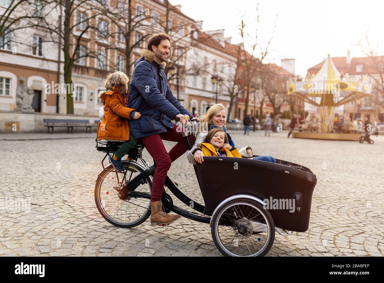 Jeune famille à vélo tout-en-un Banque D'Images