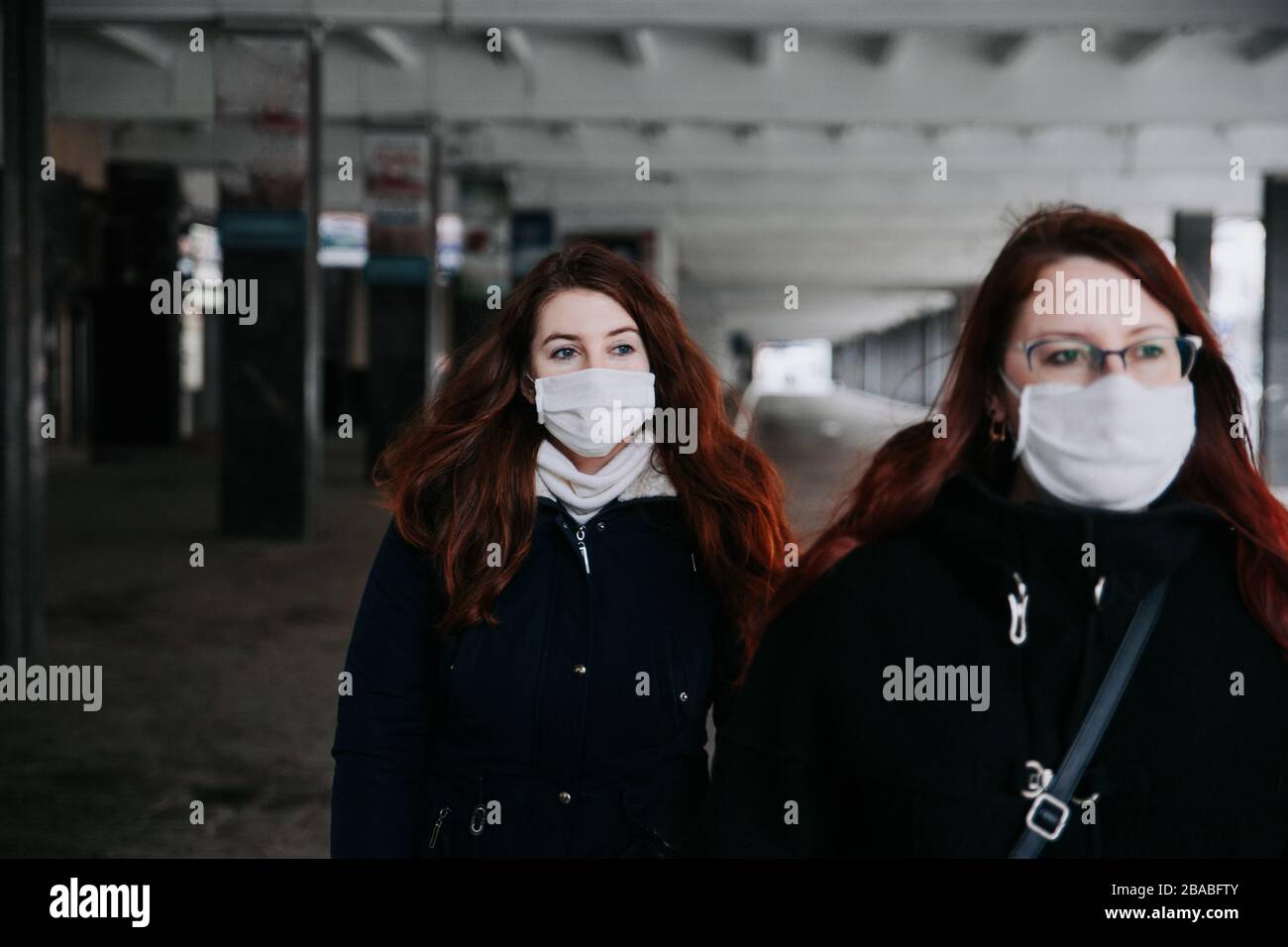 Épidémie de virus en Europe. Les gens portent des masques de visage dans la rue de la ville. Banque D'Images