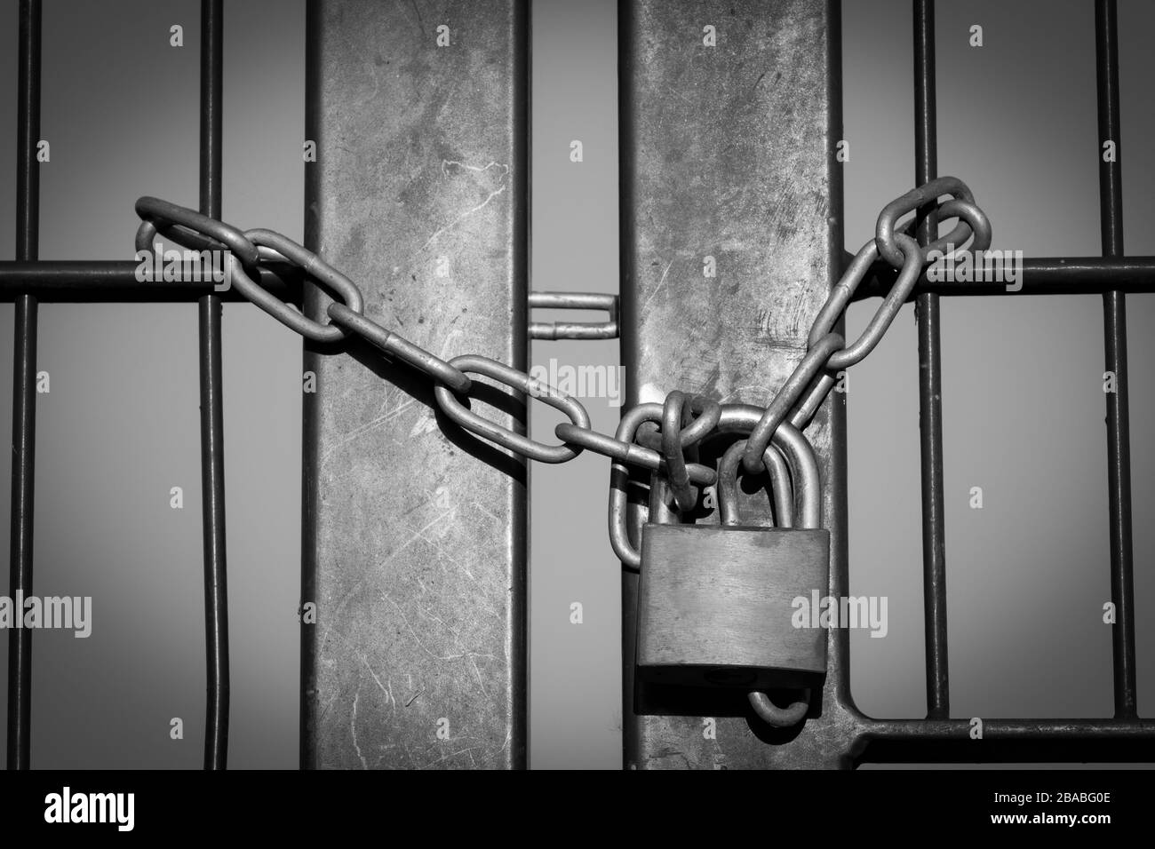 Cadenas avec chaîne en acier fermée, barrière en fer symbolisant le verrouillage Banque D'Images