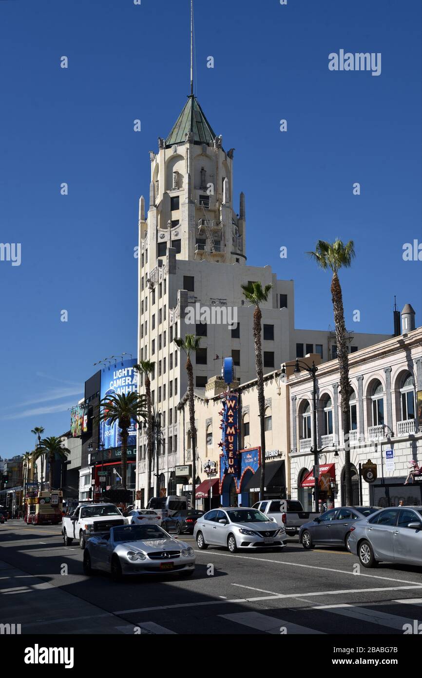 HOLLYWOOD, CA/USA - 27 JANVIER 2020: Le premier bâtiment de la Banque nationale d'Hollywood et le Wax Musuem sur le Walk of Fame Banque D'Images