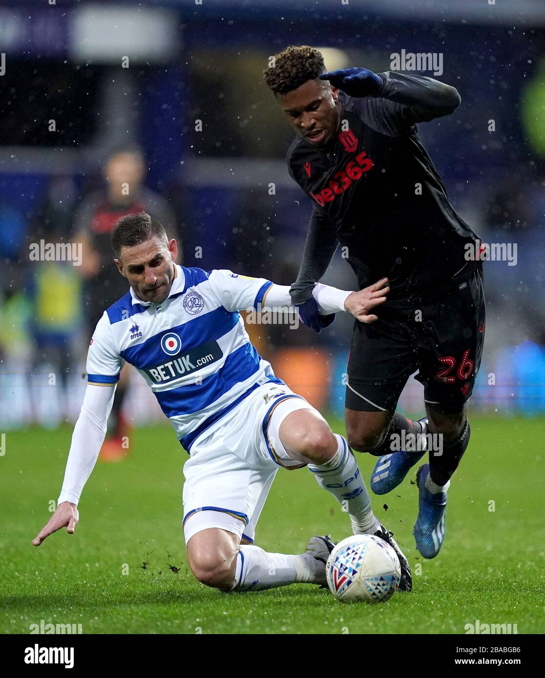 Angel Rangel (à gauche) des Queens Park Rangers conteste le défi de Tirese Campbell de Stoke City Banque D'Images