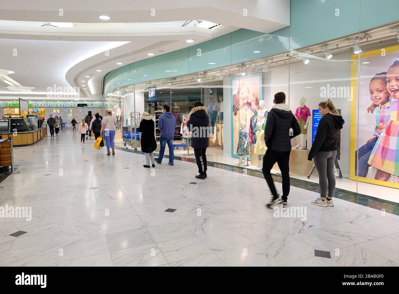 Londres Royaume-Uni, les clients de Canary Wharf font la queue à Waitrose Banque D'Images