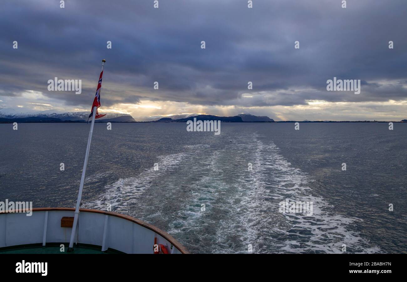 Voyagez avec un bateau à passagers d'Alesund à Molde en mer de Norvège Banque D'Images