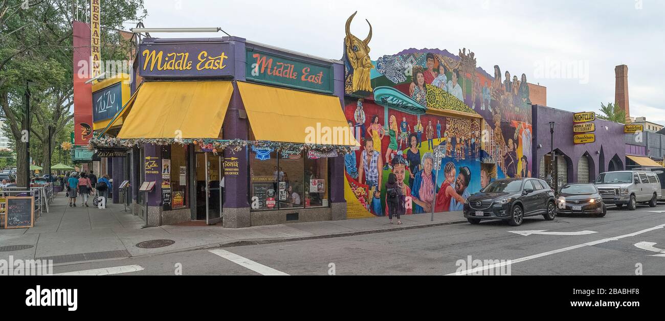 Vue sur la boutique du Moyen-Orient sur Massachusetts Avenue, Cambridge, Massachusetts, États-Unis Banque D'Images