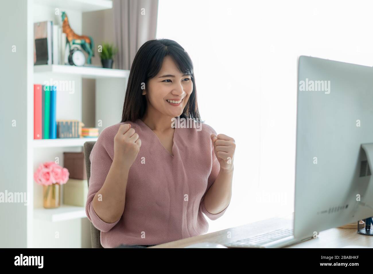 Belle femme d'affaires asiatique travaillent à la maison et de célébrer avec l'ordinateur, le succès heureux pose. Commerce électronique, enseignement universitaire, technologie Internet, Banque D'Images