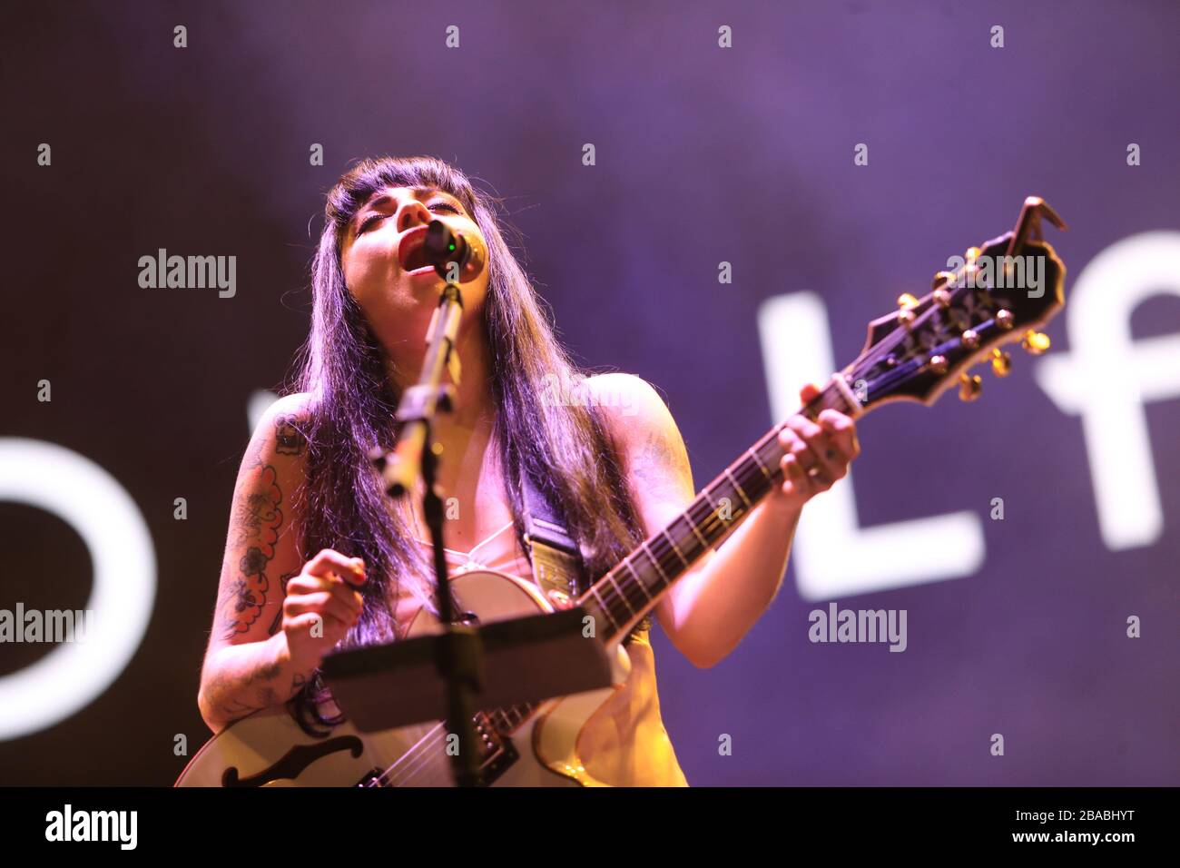 28 octobre 2017. Mon Laferte , cantte chilena durante su concierto en el festival Tecate Sonoro. (Foto: Luis Gutierrez /NortePhoto.com) Banque D'Images