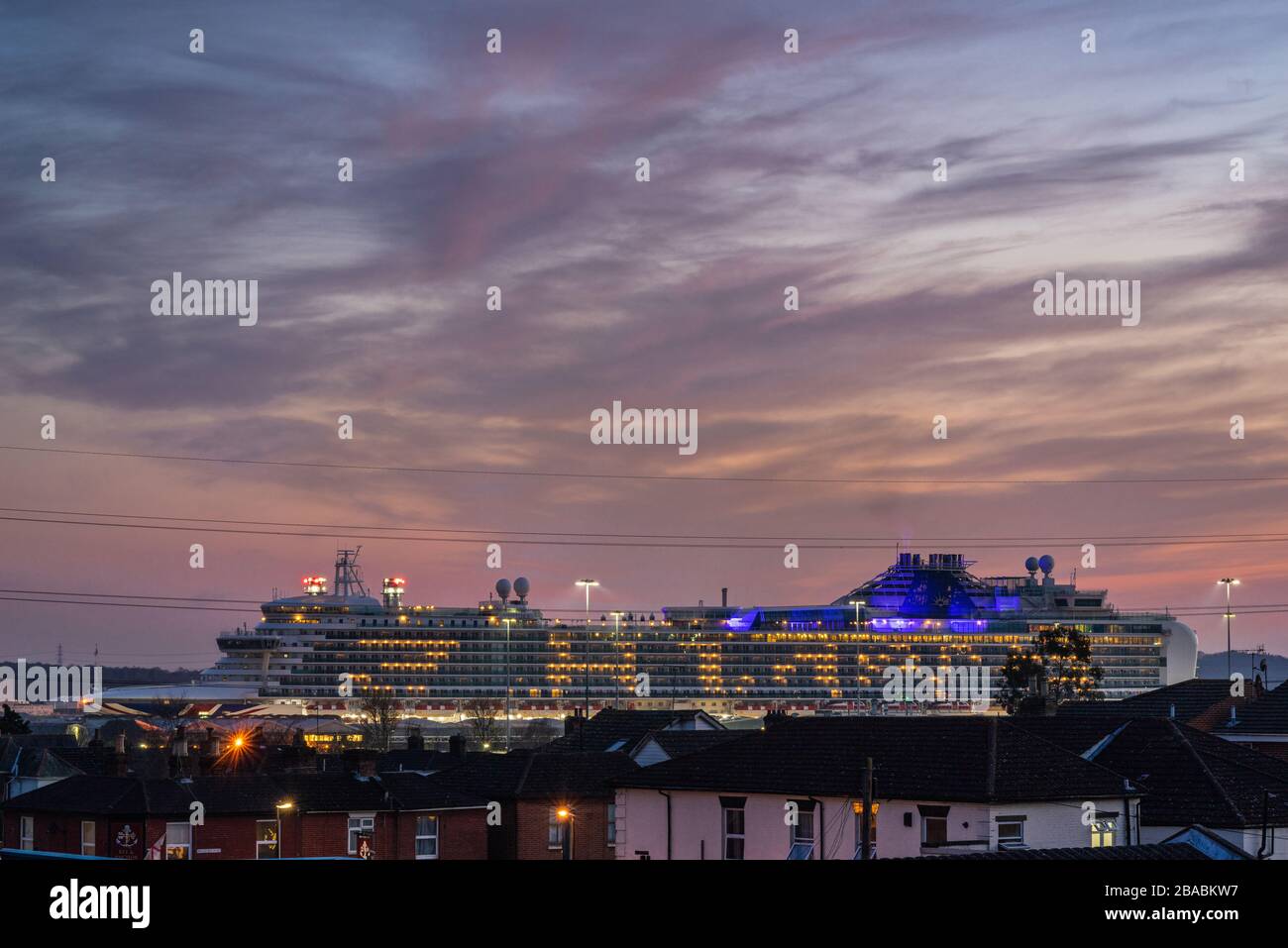 Southampton, Royaume-Uni. 26 mars 2020. Le bateau de croisière P&O Ventura est amarré au terminal de croisière Mayflower Berth 106 à Southampton Docks illuminé au coucher du soleil le soir. P&O ont suspendu toutes les croisières en raison de la crise de Coronavirus en cours Banque D'Images