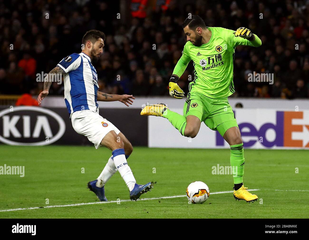 Wolverhampton Wanderers gardien de but Rui Patricio (à droite) contrôle mal le ballon avec la pression de Facundo Ferreyra d'Espanyol Banque D'Images