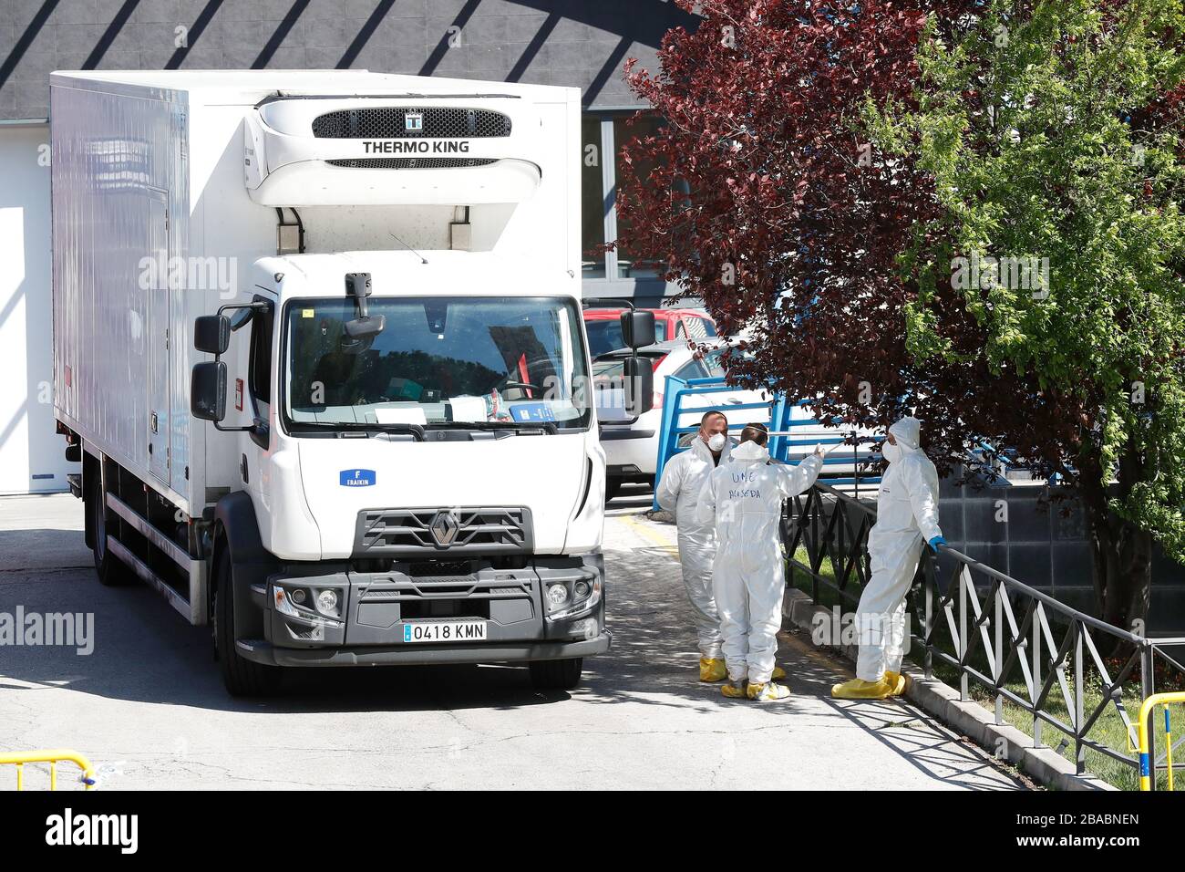 Madrid, Espagne. 26 mars 2020. Un personnel de véhicules congelés se reposant à l'extérieur de la morgue temporaire Palacio de Hielo en raison de la déclaration d'urgence en raison de l'éclosion du virus Corona (COVID-19) à Madrid, en Espagne, le 26 MARS 2020. Crédit: Mutsu Kawamori/AFLO/Alay Live News Banque D'Images