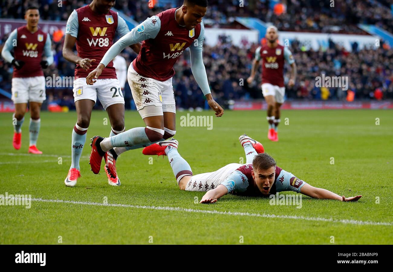 Bjorn Engels d'Aston Villa glisse sur le sol tout en célébrant le deuxième but du jeu Banque D'Images