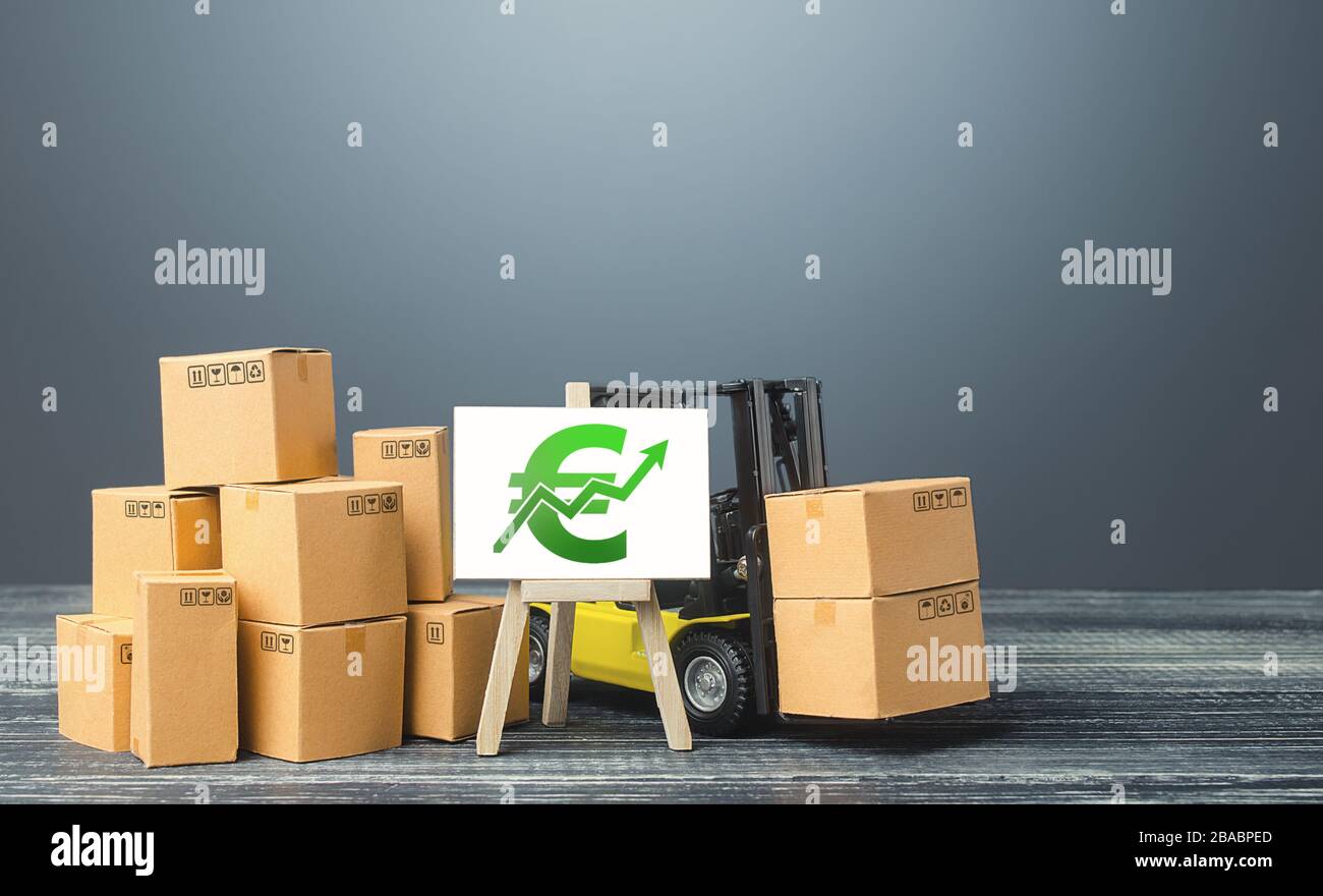 Chariot élévateur près des boîtes et chevalet avec un graphique de croissance de tendance positive de l'euro vert. Augmenter les ventes de taux de production de rade. Croissance économique et reprise. Incréas de prix Banque D'Images