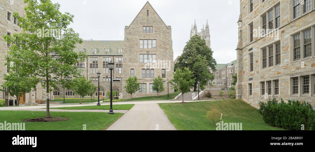 Passerelle piétonne entre les bâtiments du campus du Boston College, Chestnut Hill, Boston, Massachusetts, États-Unis Banque D'Images