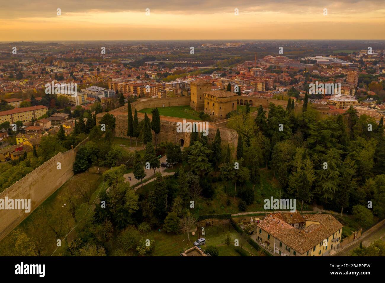 Coucher de soleil panorama aérien de Cesena en Emilie Romagne Italie près de Forli et Rimini, avec le château médiéval de Malatestiana, la Piazza del Popolo et le chat romain Banque D'Images