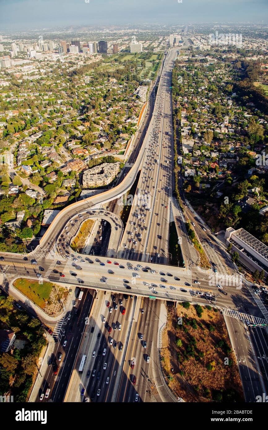 Vue aérienne des boucles sur l'autoroute à Los Angeles, Californie, États-Unis Banque D'Images