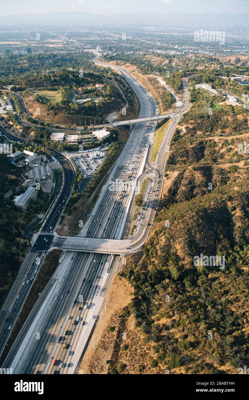 Vue aérienne de l'autoroute entre les montagnes de Los Angeles, Californie, États-Unis Banque D'Images
