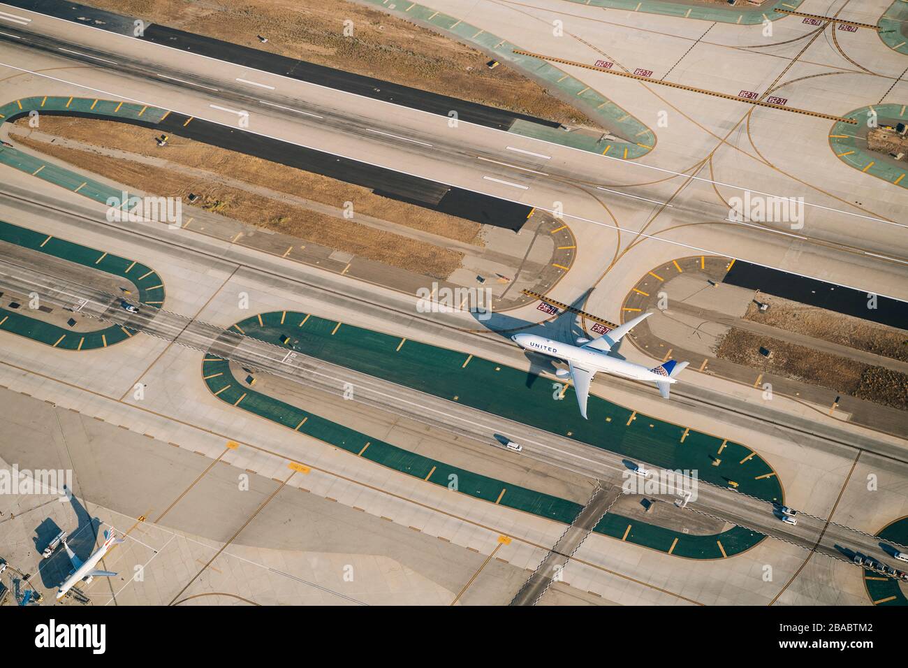 Vue aérienne de l'atterrissage de l'avion à l'aéroport de LAX, Los Angeles, Californie, États-Unis Banque D'Images