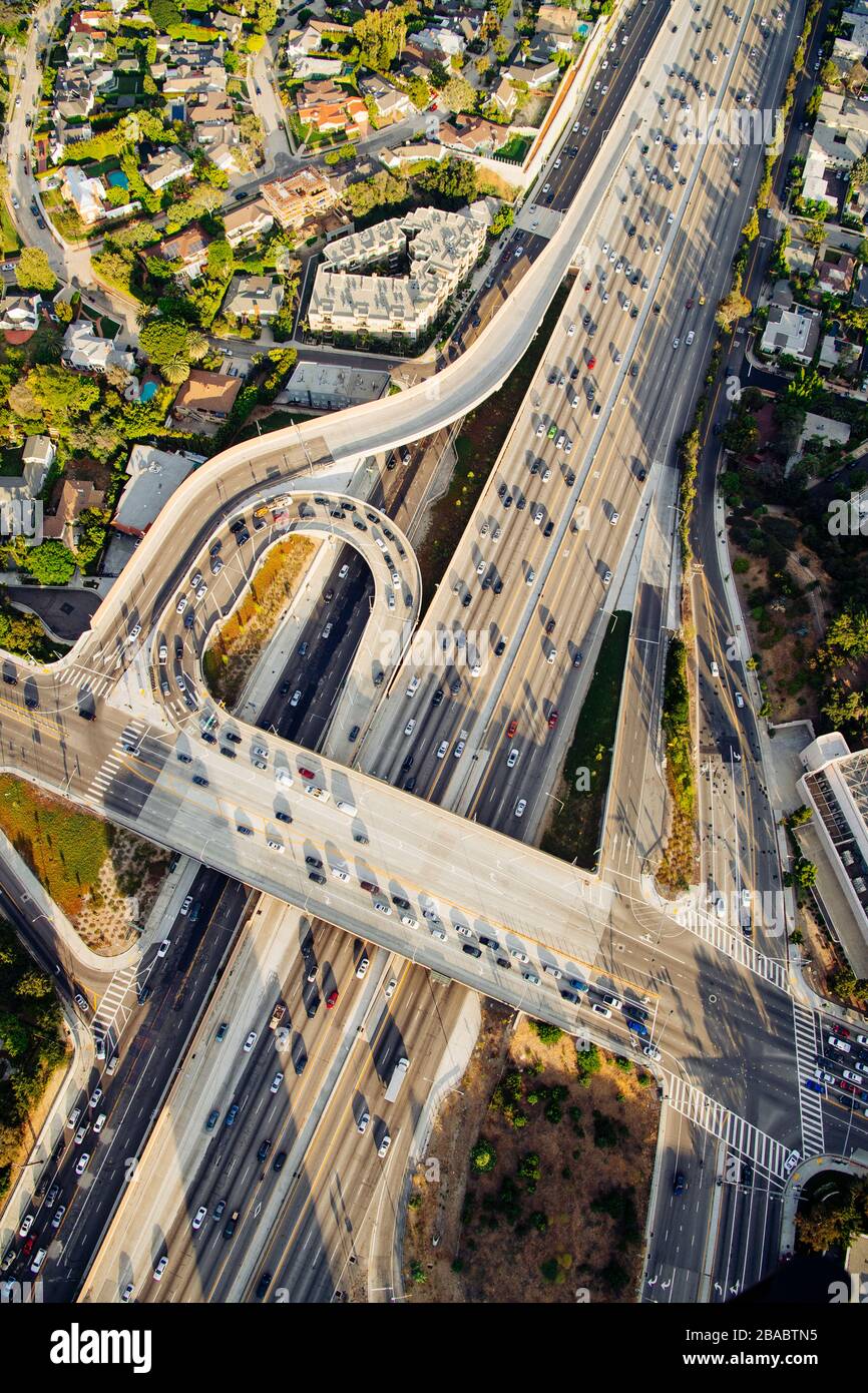 Vue aérienne des boucles sur l'autoroute à Los Angeles, Californie, États-Unis Banque D'Images