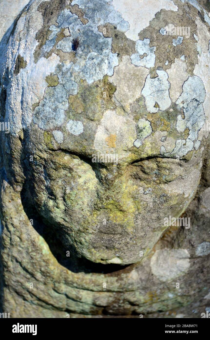 ancienne décoration en pierre tombale du xviie siècle tissée d'une tête. Banque D'Images
