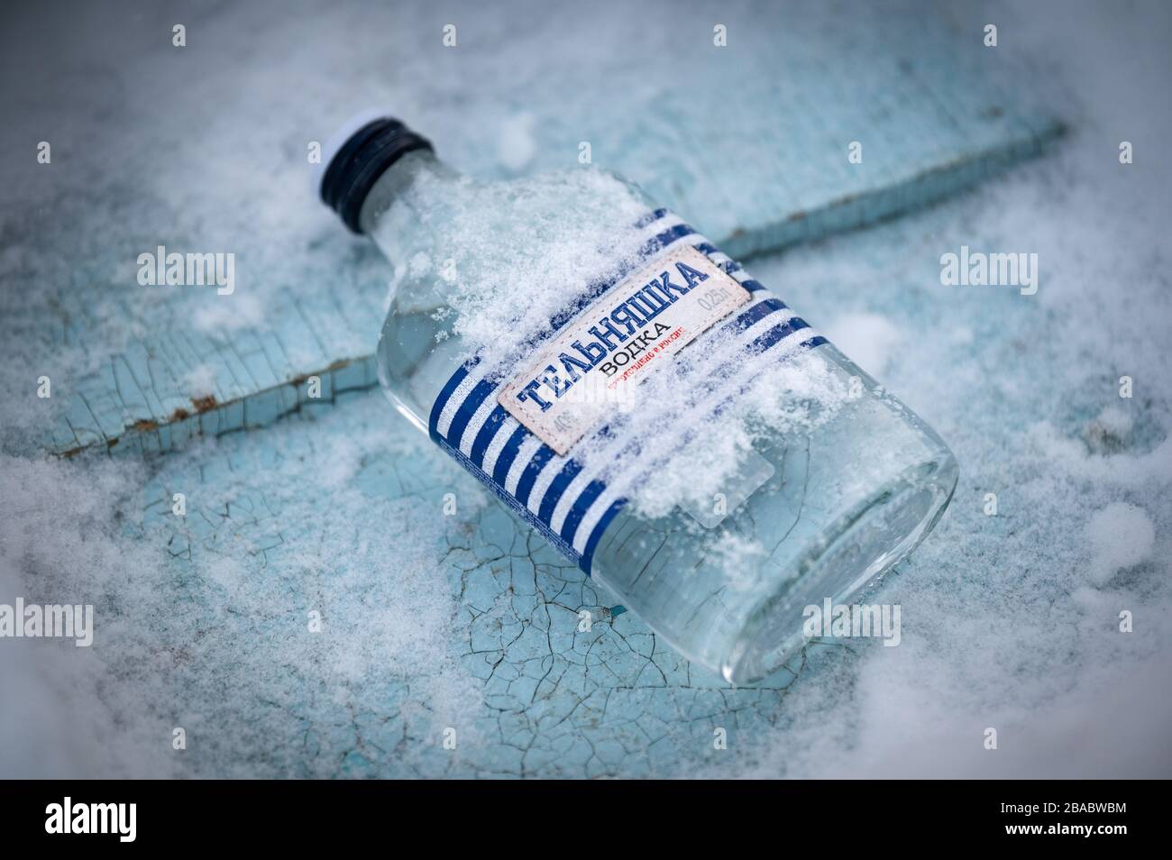 05 mars 2020, village de davsha, Sibérie, Russie : bouteille de Vodka près du lac Baikal en Sibérie, Russie Banque D'Images 05 mars 2020, village de davsha, Sibérie, Russie : bouteille de Vodka près du lac Baikal en Sibérie, Russie Banque D'Images